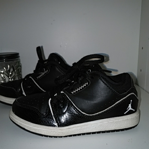 Nike Air Jordon 1 Boy's Black Low Sneaker 11 - Picture 3 of 6